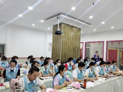 珠海學(xué)熱門(mén)家政培訓(xùn)技能月薪賽白領(lǐng) 學(xué)兩科送兩科